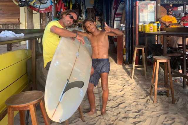 La storia di Massimo: in Brasile per insegnare surf e gestire un ristorante (con cuoco barese)